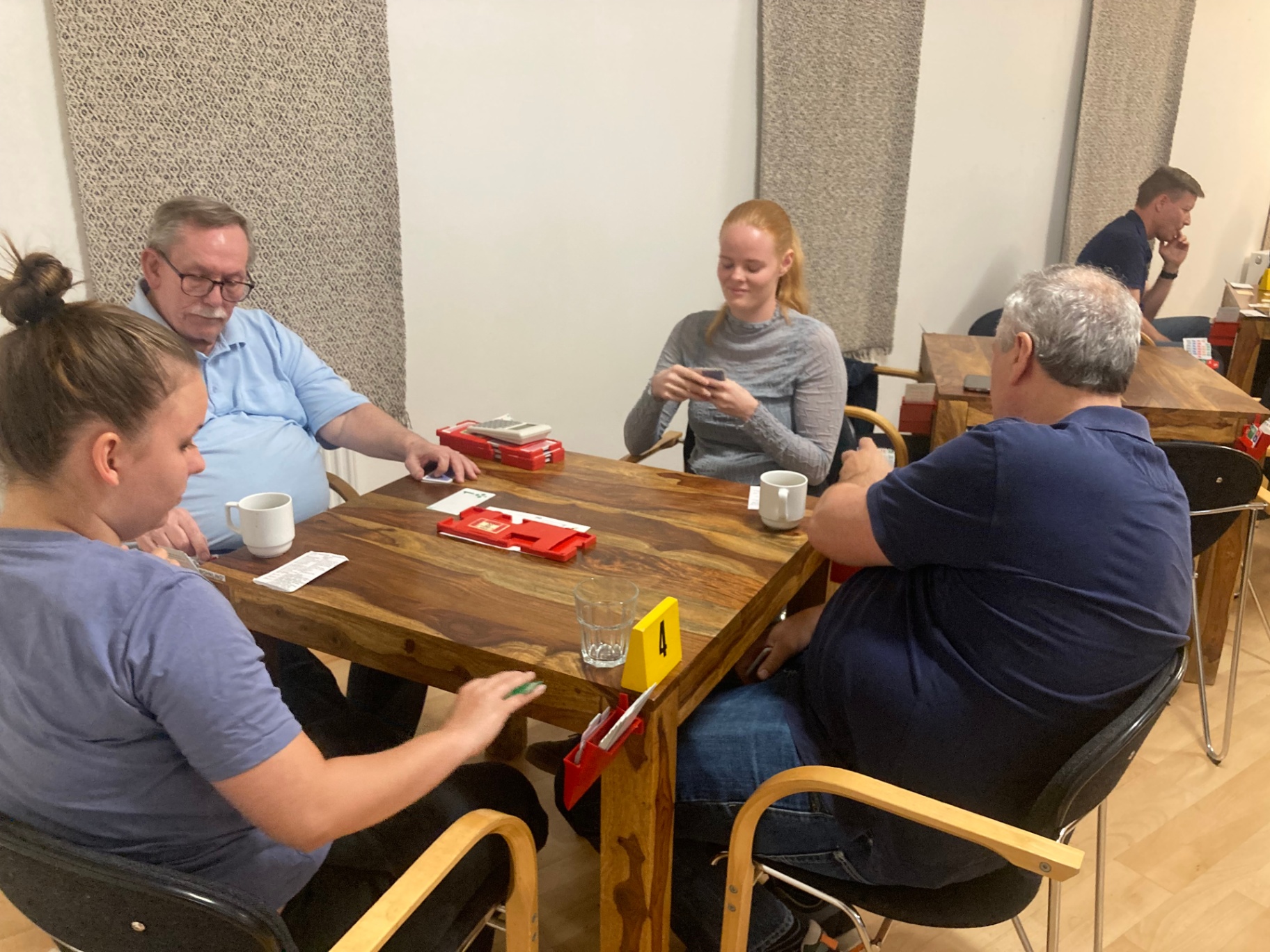 Bridgespillere ved bordet med kaffe