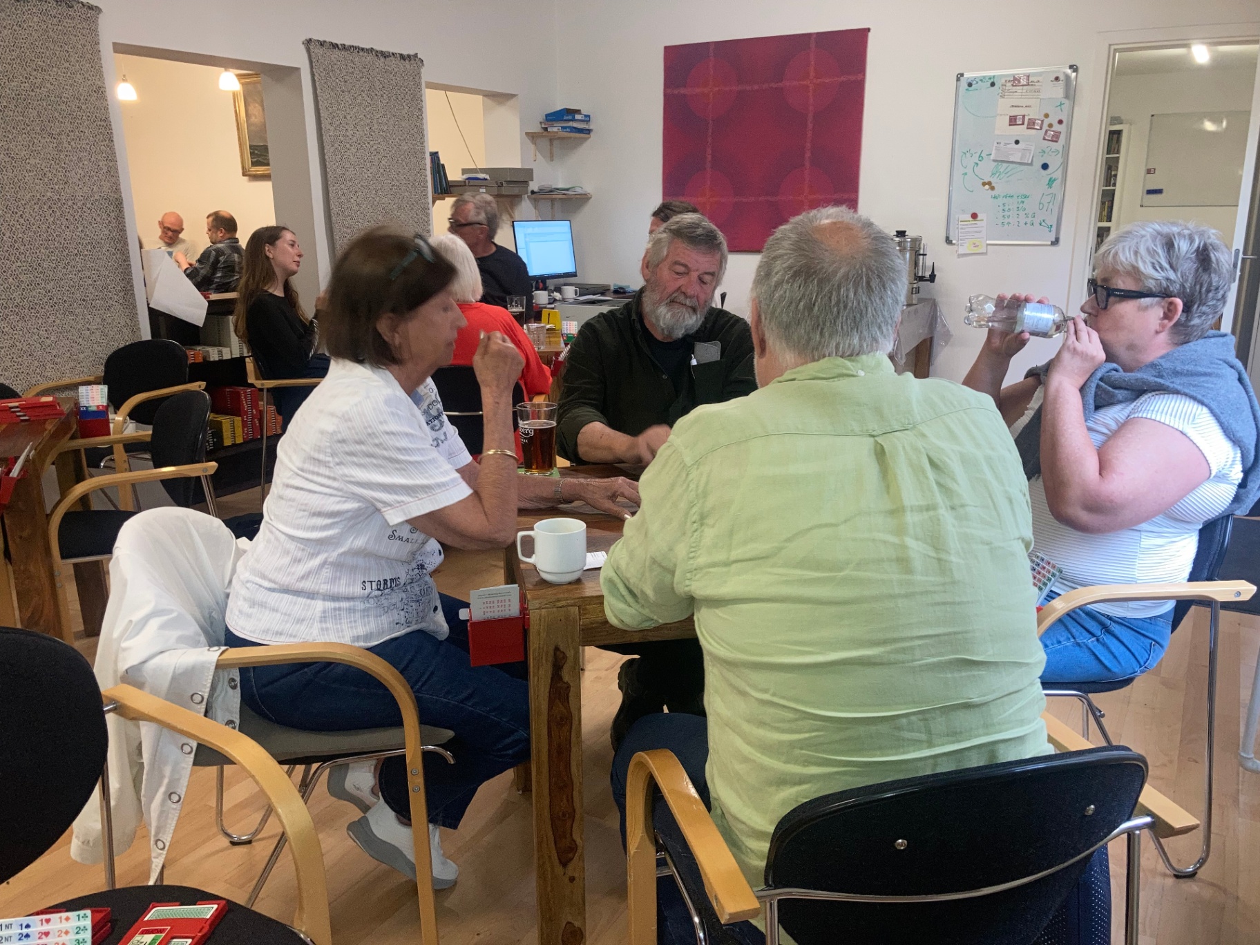 Hyggelig stemning omkring bordet